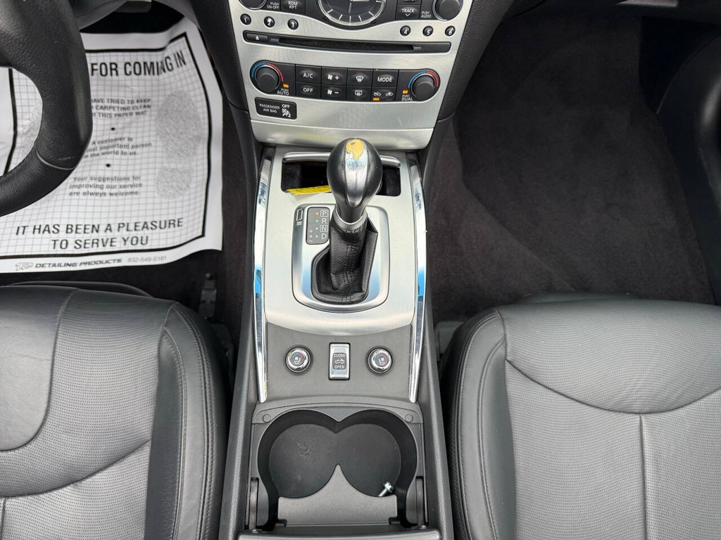 INFINITI G37 Convertible Vehicle Full-screen Gallery Image 30