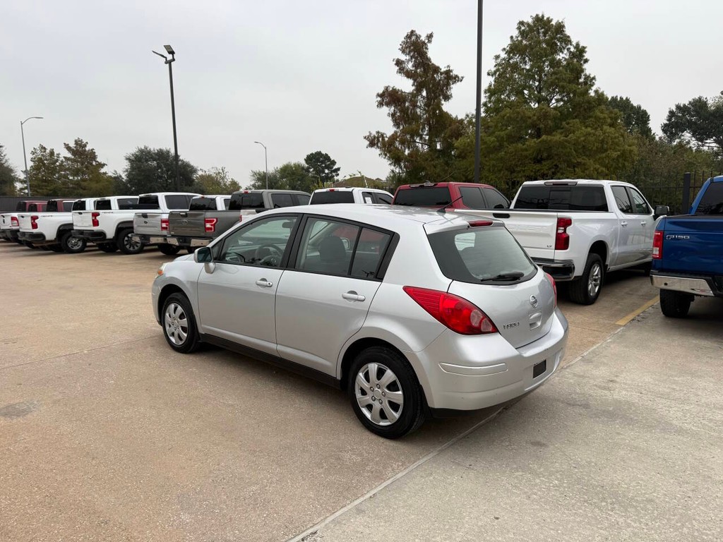Nissan Versa Vehicle Full-screen Gallery Image 04