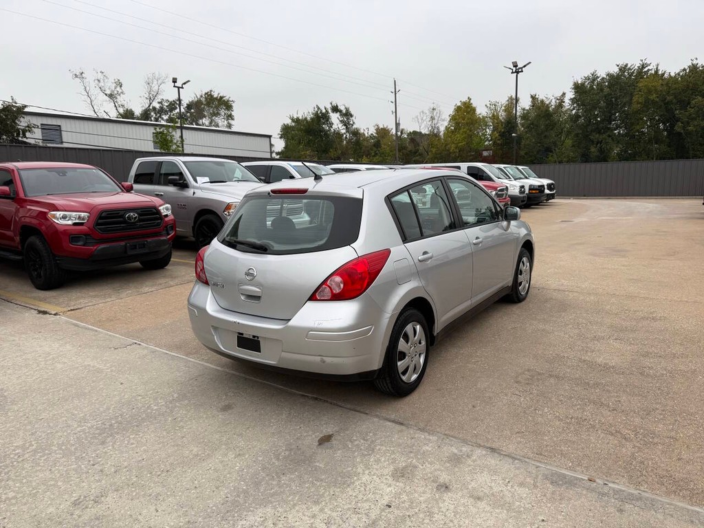 Nissan Versa Vehicle Full-screen Gallery Image 05
