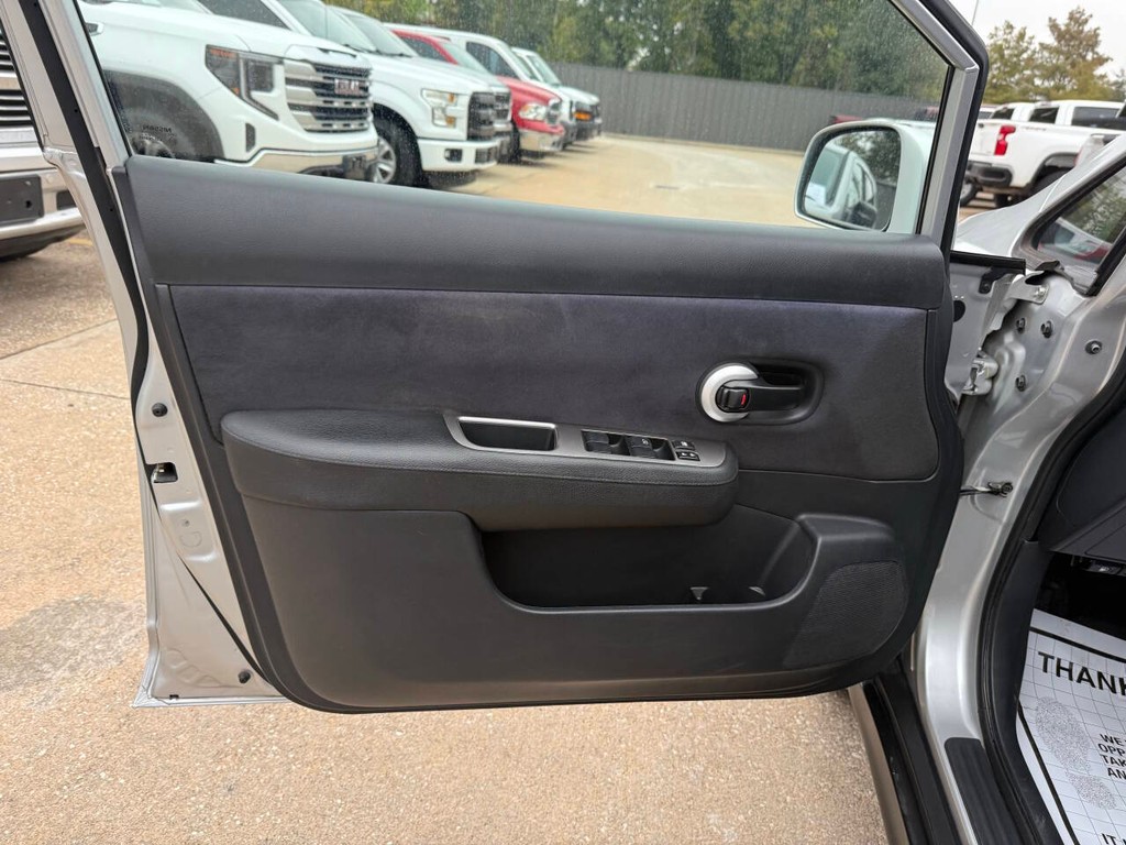 Nissan Versa Vehicle Full-screen Gallery Image 08