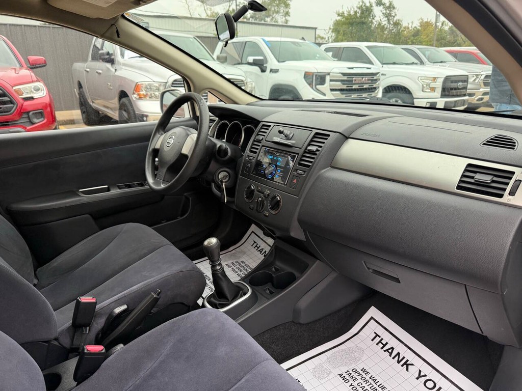 Nissan Versa Vehicle Full-screen Gallery Image 09