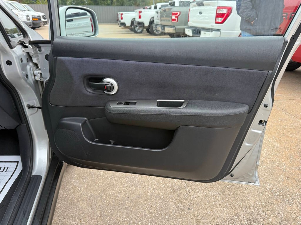 Nissan Versa Vehicle Full-screen Gallery Image 11