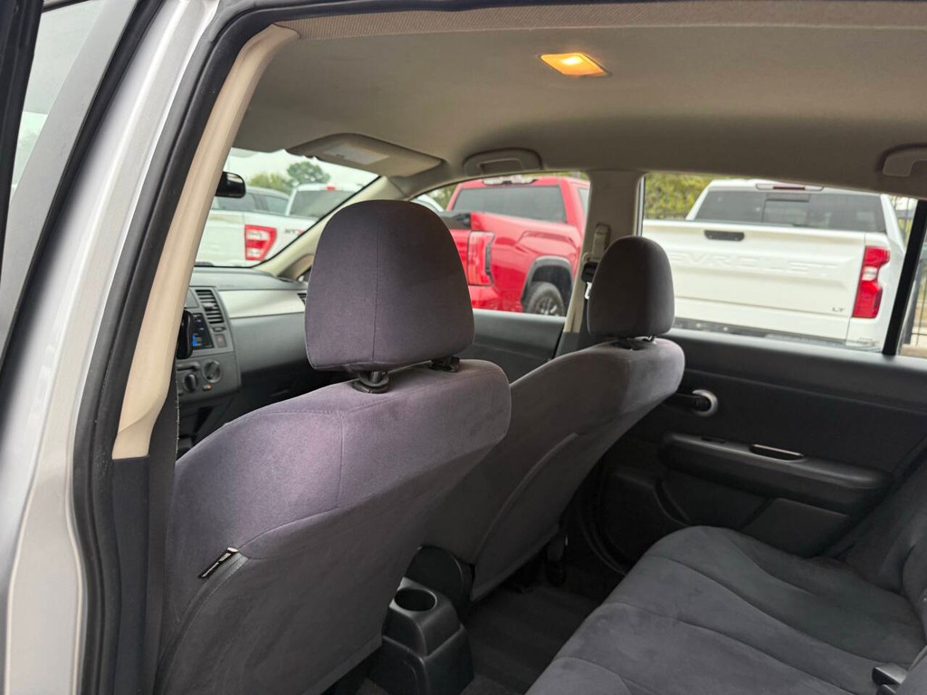 Nissan Versa Vehicle Full-screen Gallery Image 12