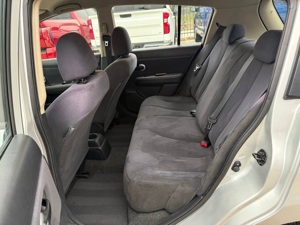 Nissan Versa Vehicle Full-screen Gallery Image 13