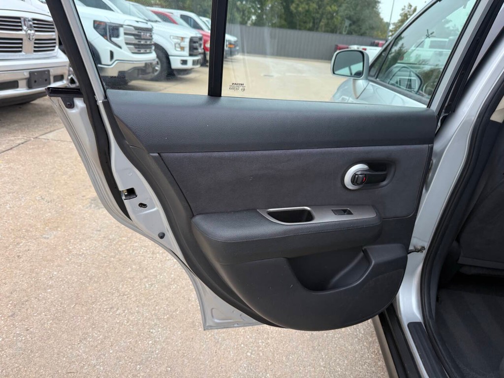 Nissan Versa Vehicle Full-screen Gallery Image 14