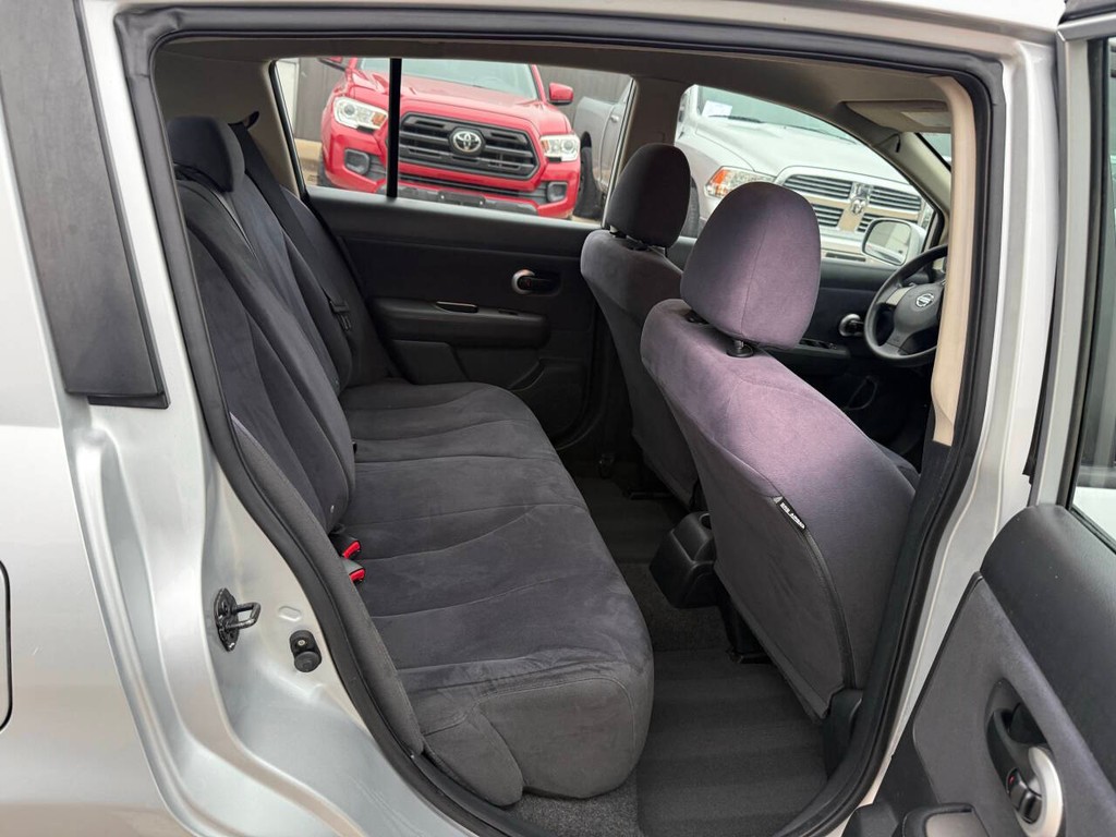 Nissan Versa Vehicle Full-screen Gallery Image 15