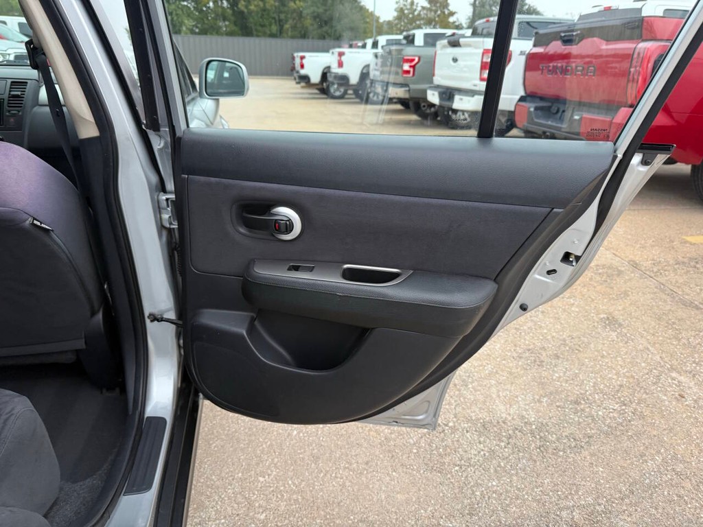 Nissan Versa Vehicle Full-screen Gallery Image 16