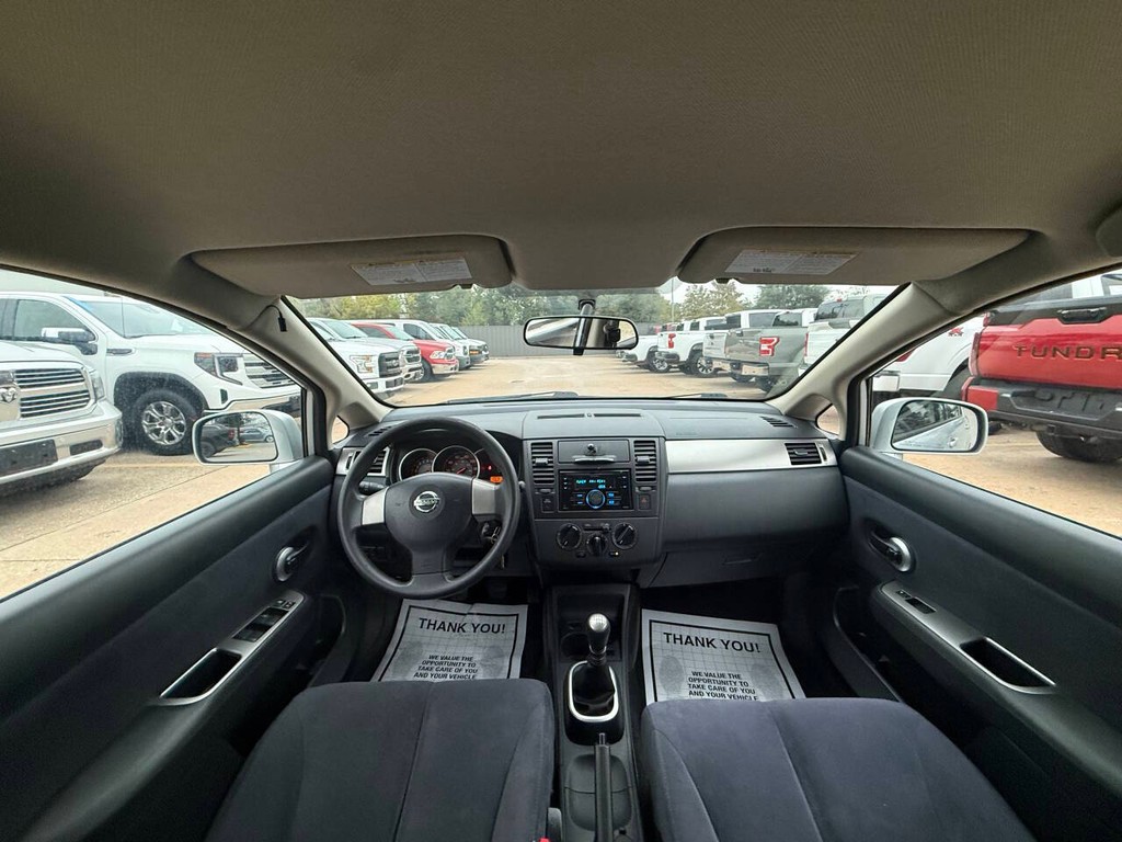 Nissan Versa Vehicle Full-screen Gallery Image 17