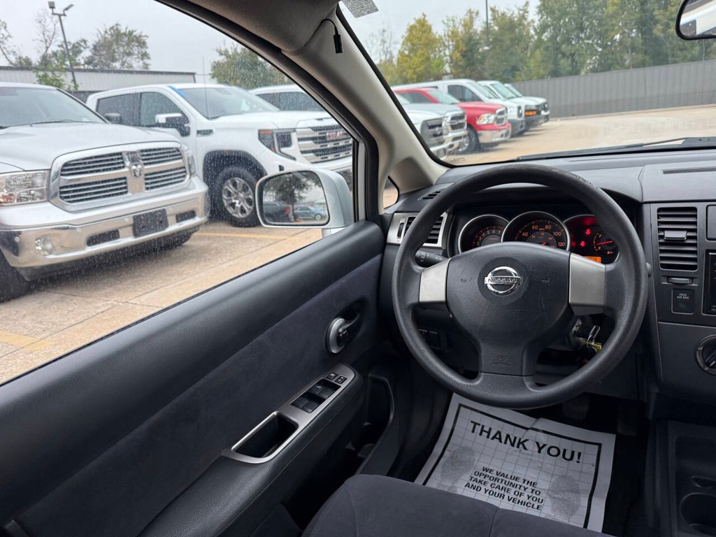 Nissan Versa Vehicle Full-screen Gallery Image 18