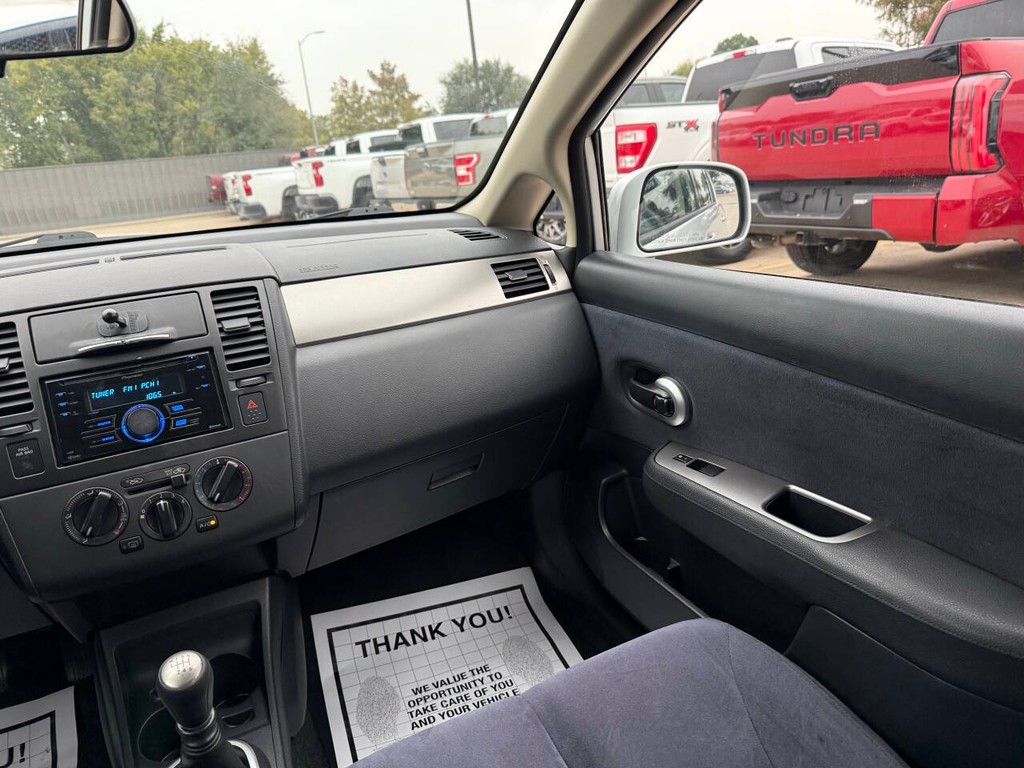 Nissan Versa Vehicle Full-screen Gallery Image 19