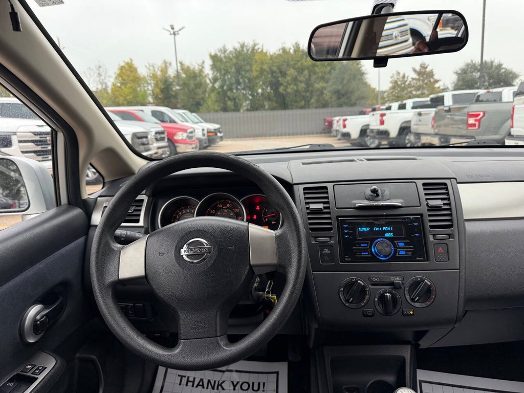 Nissan Versa Vehicle Full-screen Gallery Image 20