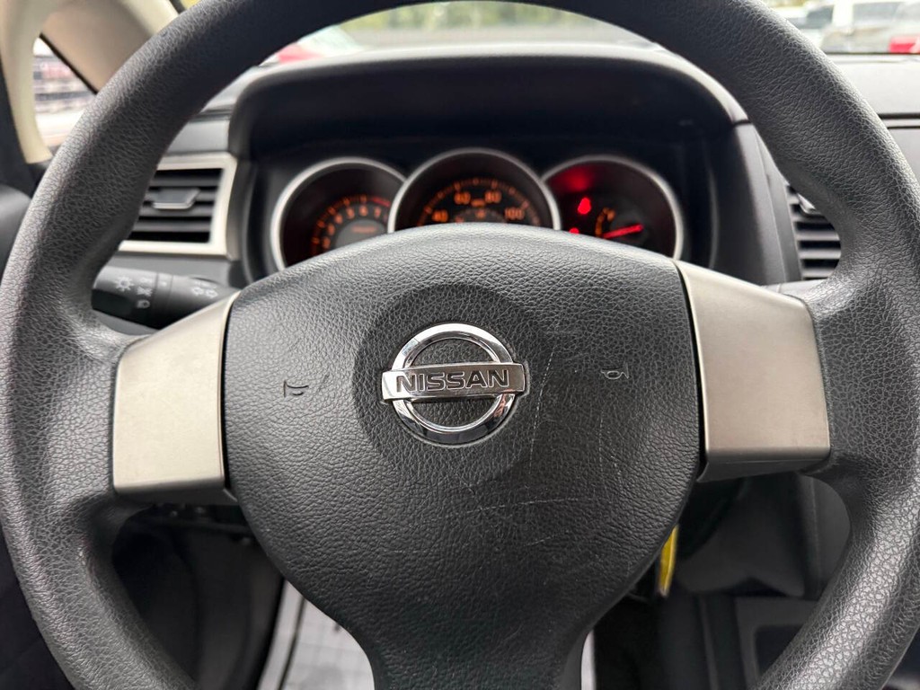 Nissan Versa Vehicle Full-screen Gallery Image 22