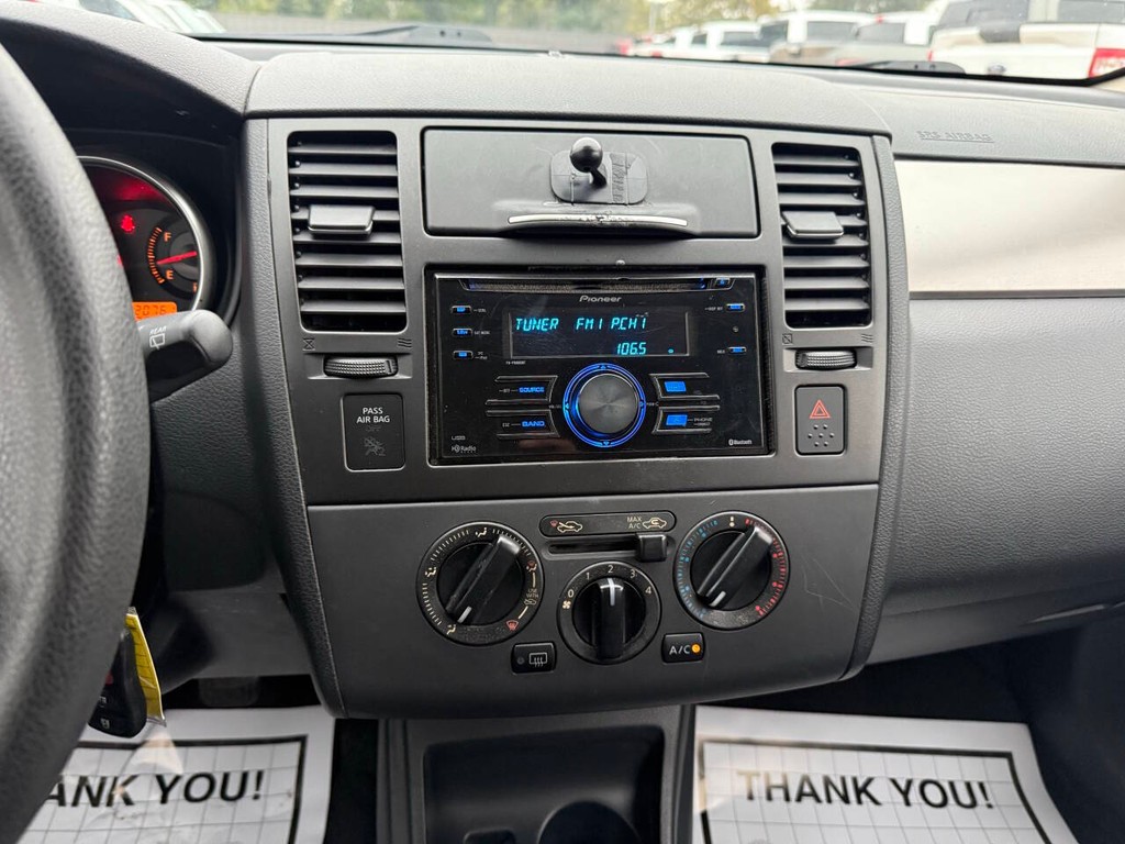 Nissan Versa Vehicle Full-screen Gallery Image 23