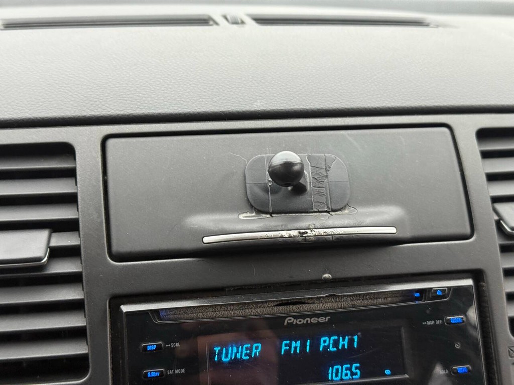 Nissan Versa Vehicle Full-screen Gallery Image 24