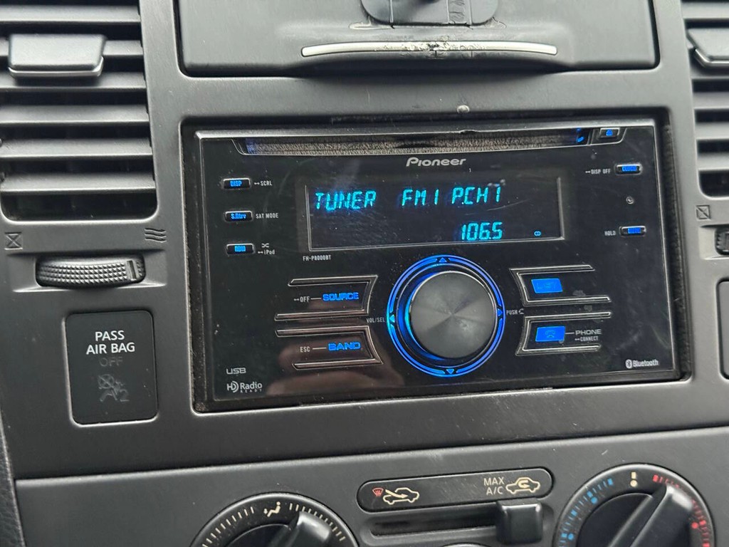 Nissan Versa Vehicle Full-screen Gallery Image 25