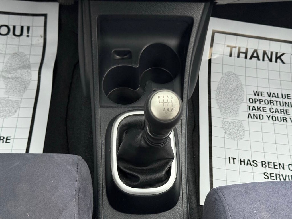 Nissan Versa Vehicle Full-screen Gallery Image 27