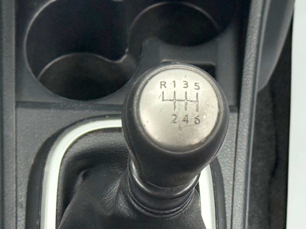 Nissan Versa Vehicle Full-screen Gallery Image 28