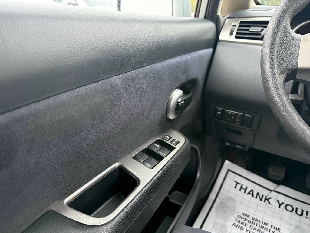 Nissan Versa Vehicle Full-screen Gallery Image 29