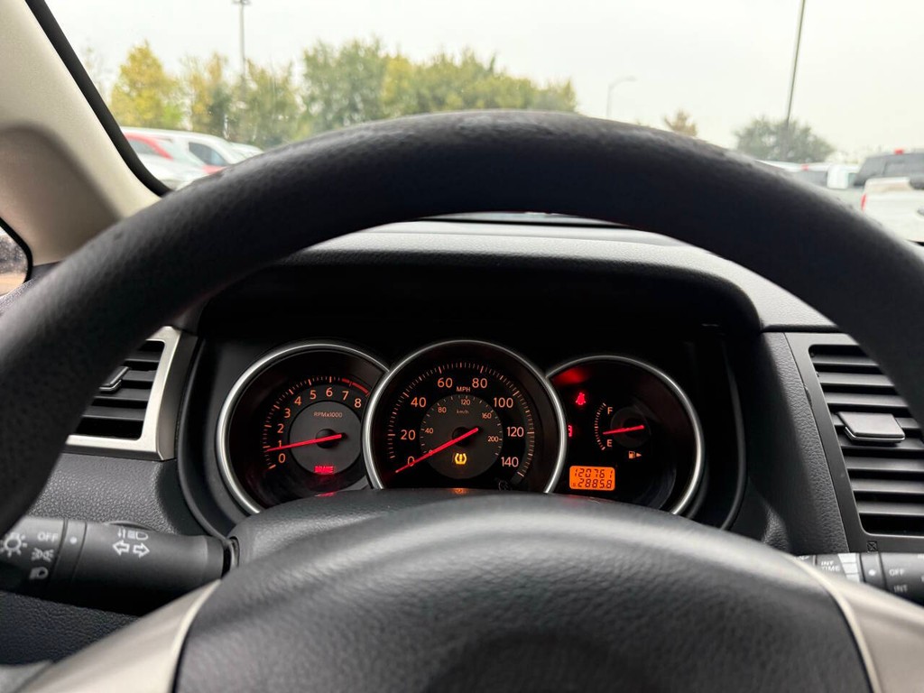 Nissan Versa Vehicle Full-screen Gallery Image 30