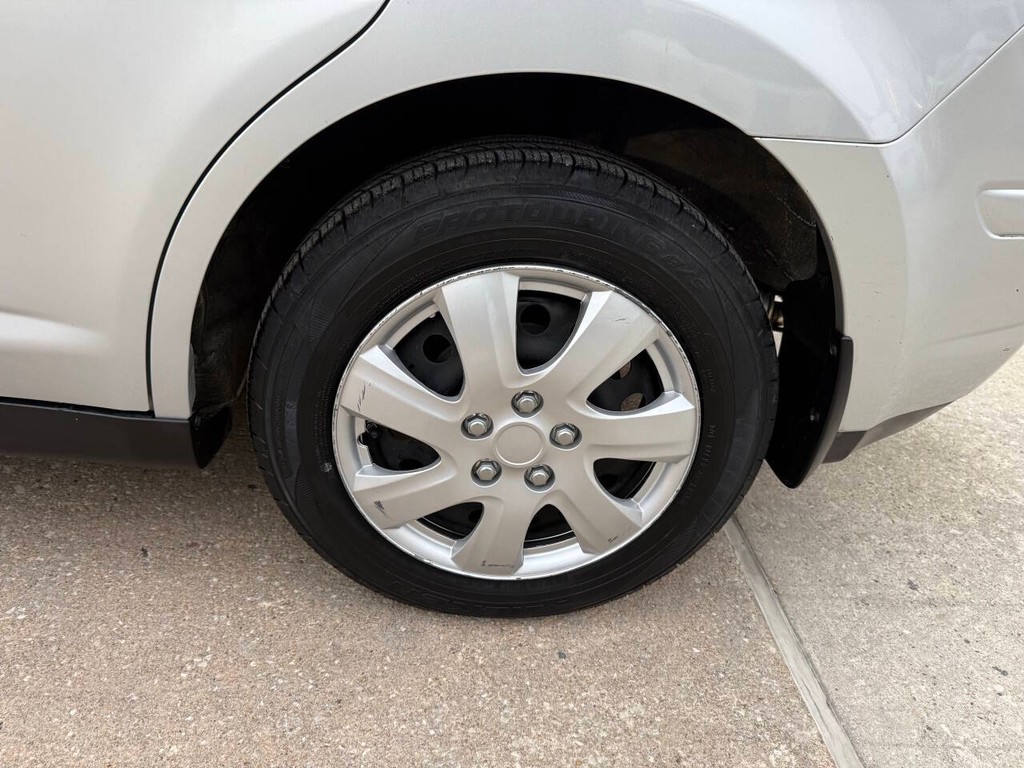 Nissan Versa Vehicle Full-screen Gallery Image 35