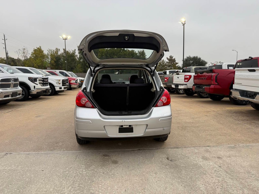 Nissan Versa Vehicle Full-screen Gallery Image 36