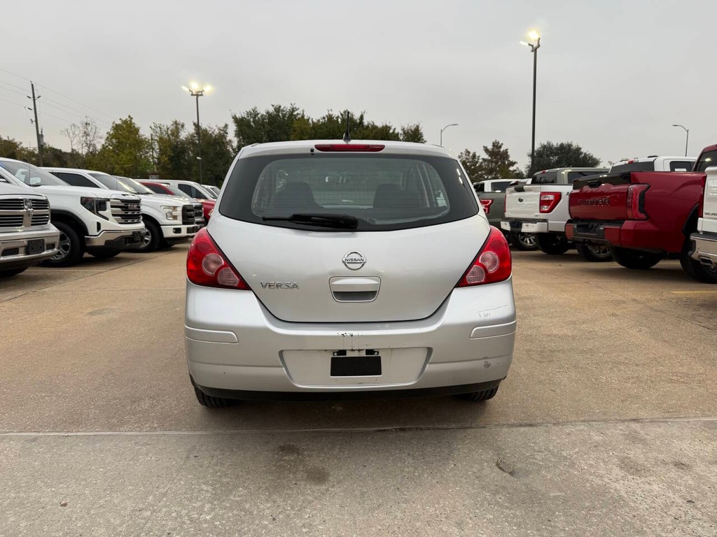 Nissan Versa Vehicle Full-screen Gallery Image 37