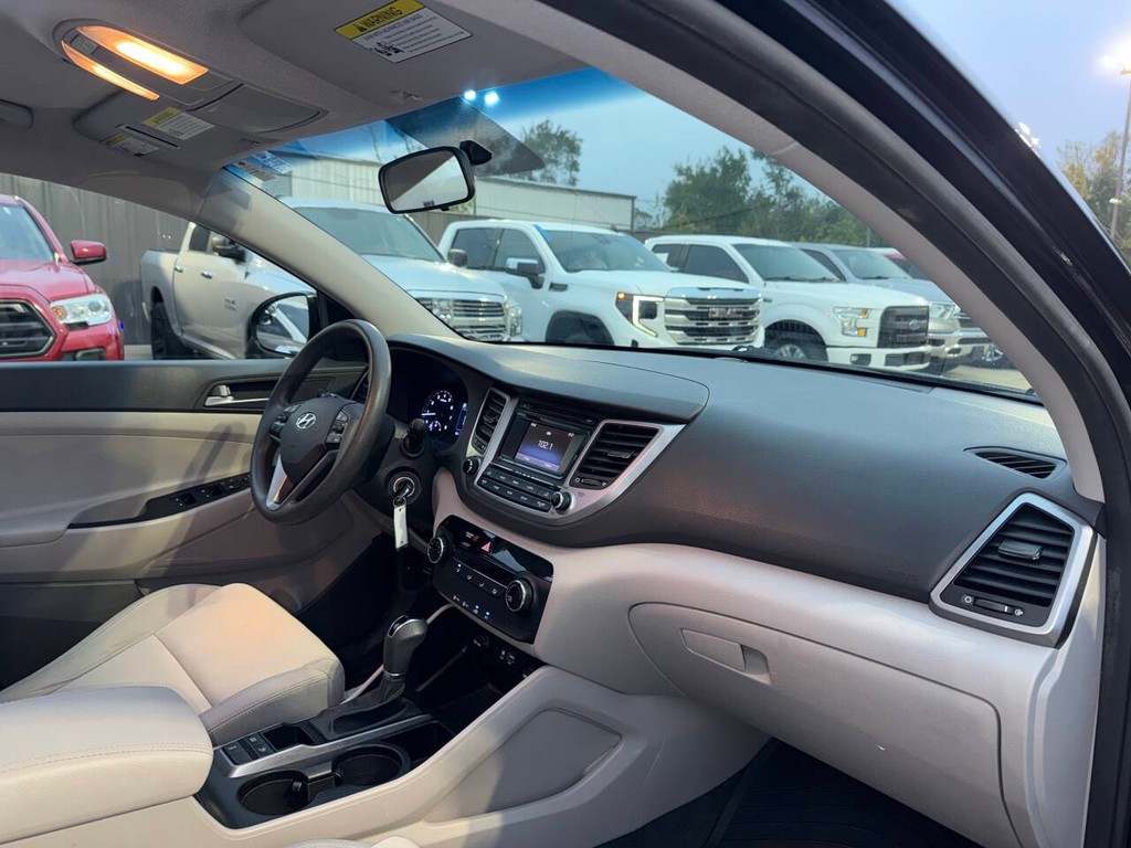 Hyundai Tucson Vehicle Full-screen Gallery Image 09