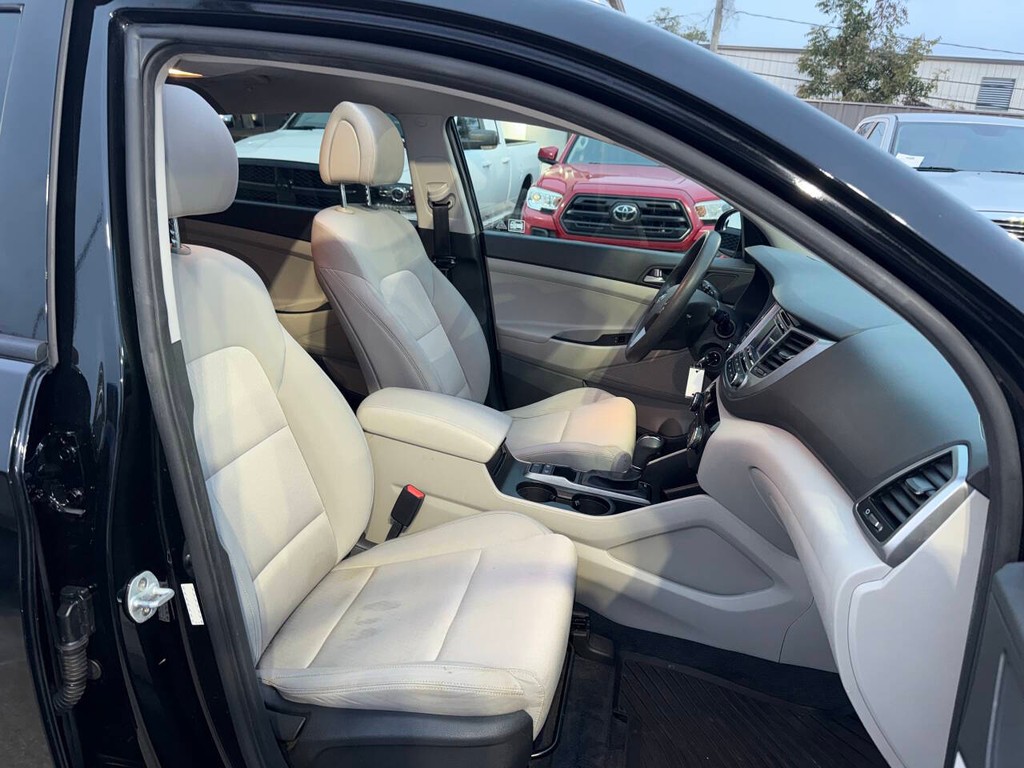 Hyundai Tucson Vehicle Full-screen Gallery Image 10