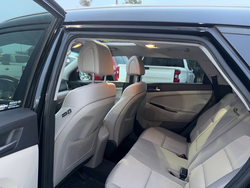 Hyundai Tucson Vehicle Full-screen Gallery Image 12