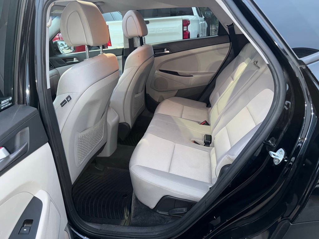 Hyundai Tucson Vehicle Full-screen Gallery Image 13