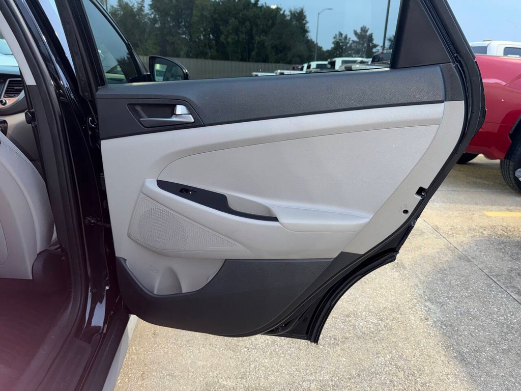 Hyundai Tucson Vehicle Full-screen Gallery Image 16