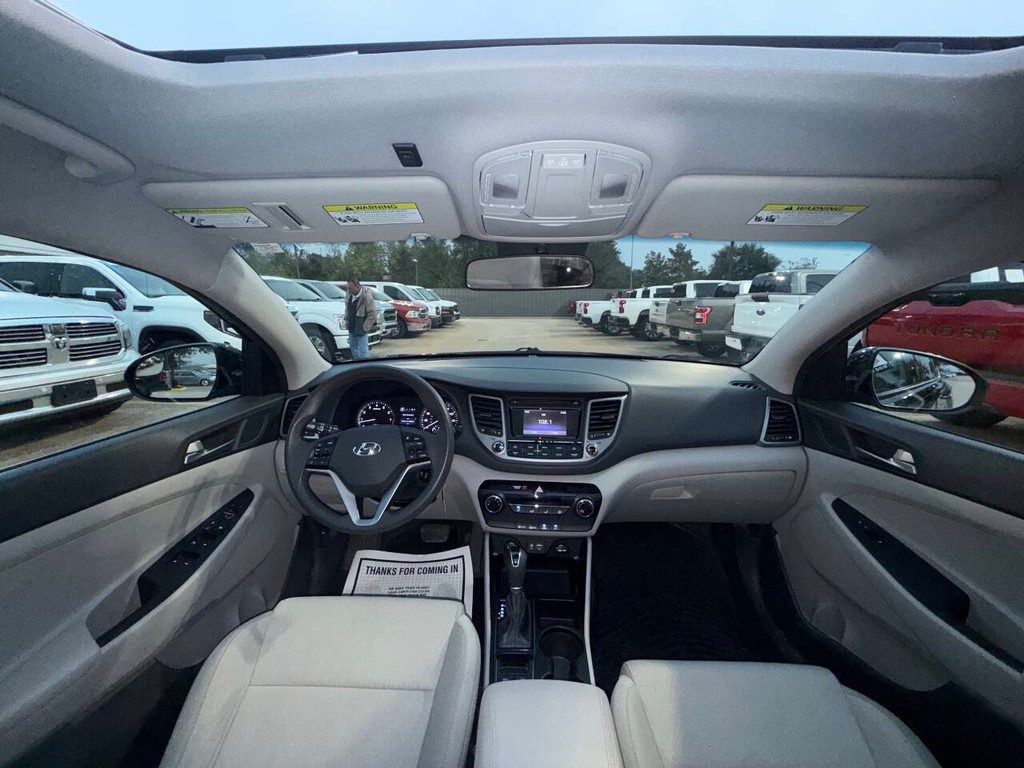 Hyundai Tucson Vehicle Full-screen Gallery Image 18