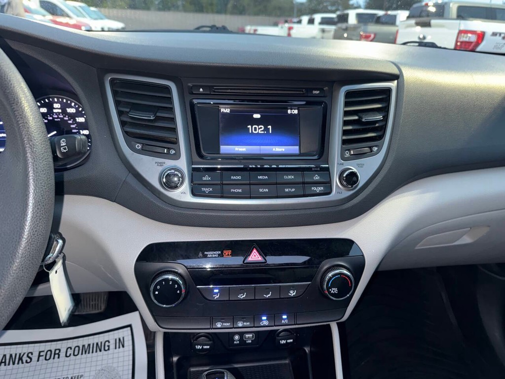 Hyundai Tucson Vehicle Full-screen Gallery Image 24