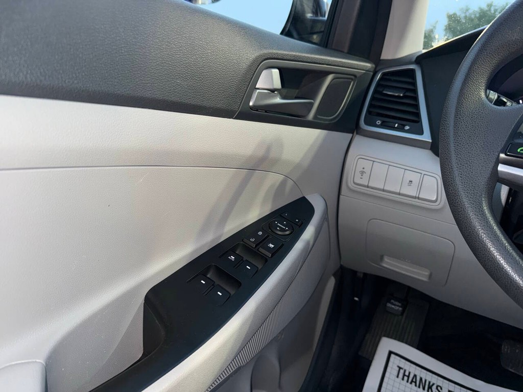 Hyundai Tucson Vehicle Full-screen Gallery Image 30