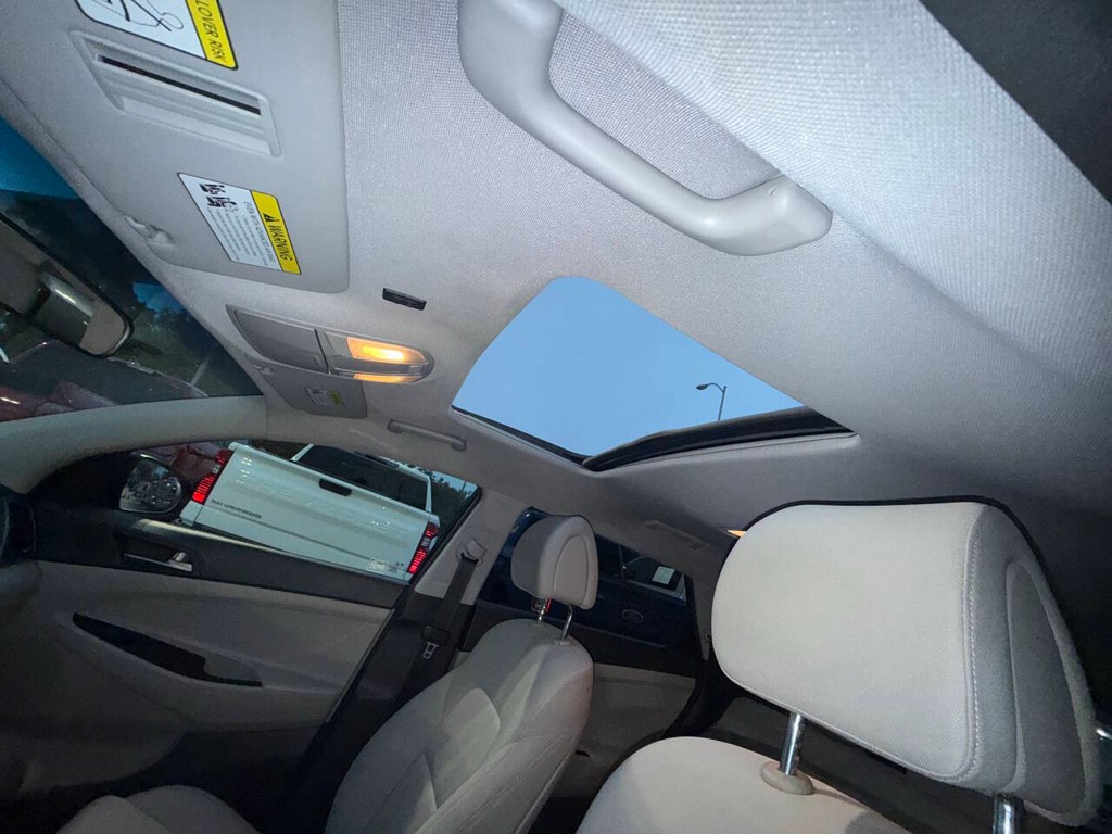 Hyundai Tucson Vehicle Full-screen Gallery Image 31