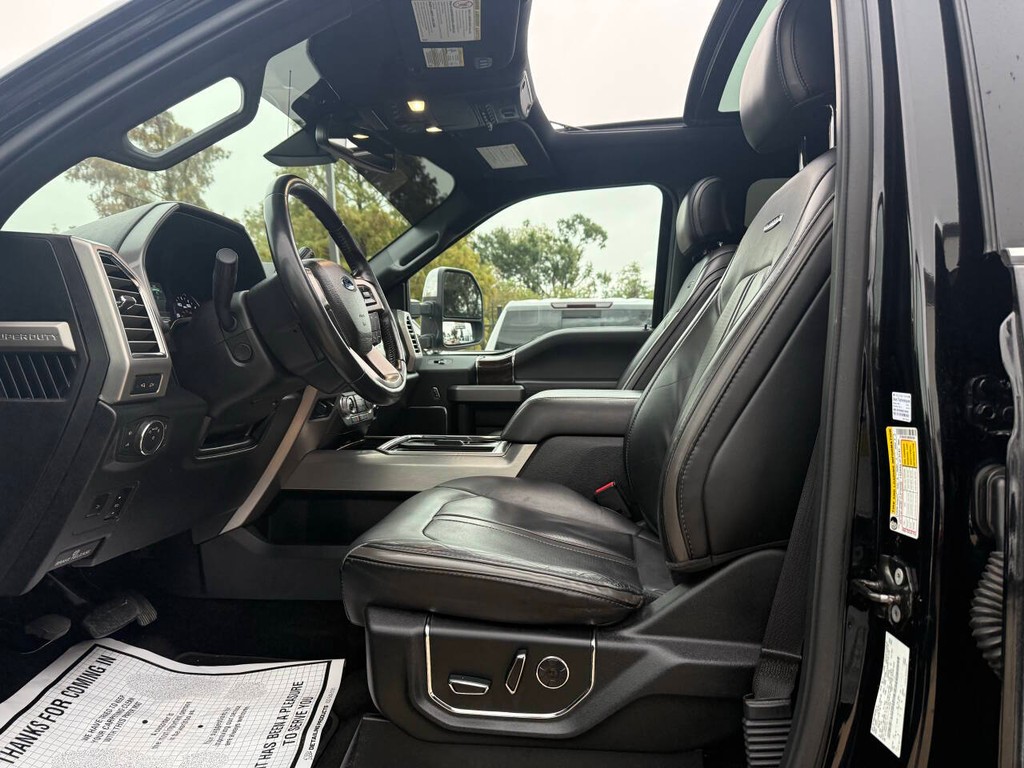 Ford Super Duty F-350 SRW Vehicle Full-screen Gallery Image 07