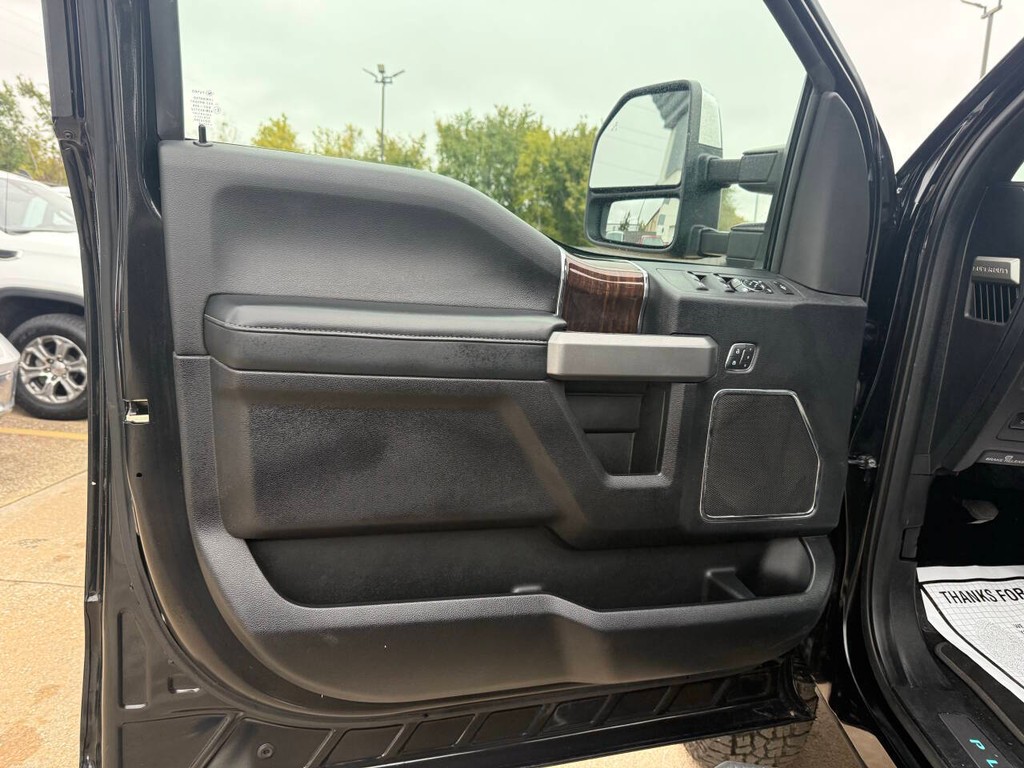 Ford Super Duty F-350 SRW Vehicle Full-screen Gallery Image 08