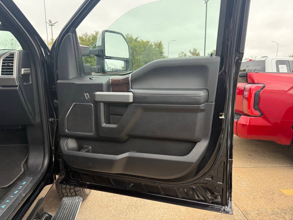 Ford Super Duty F-350 SRW Vehicle Full-screen Gallery Image 11