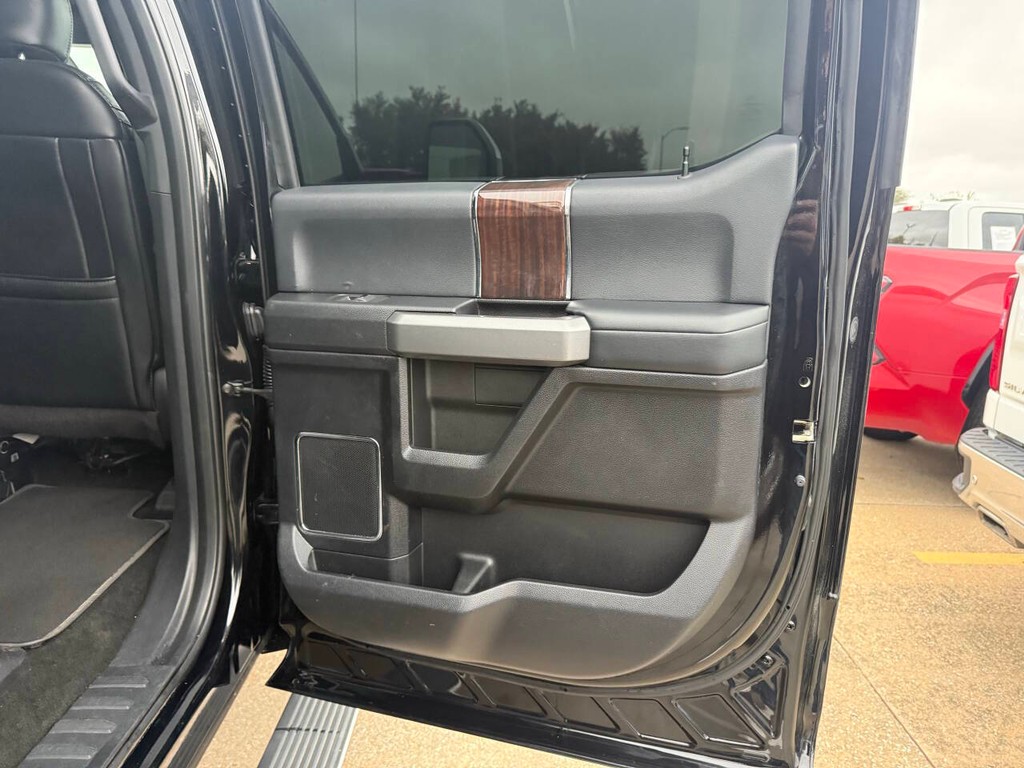 Ford Super Duty F-350 SRW Vehicle Full-screen Gallery Image 16