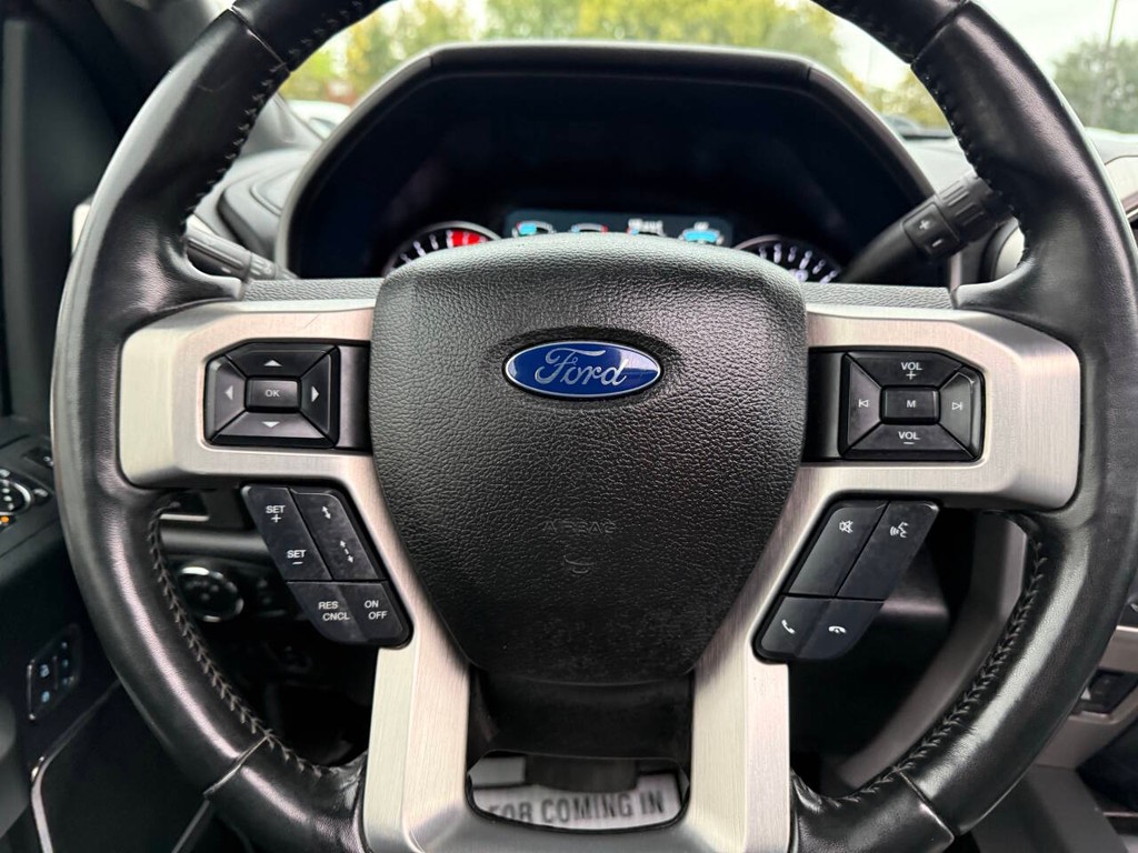 Ford Super Duty F-350 SRW Vehicle Full-screen Gallery Image 23