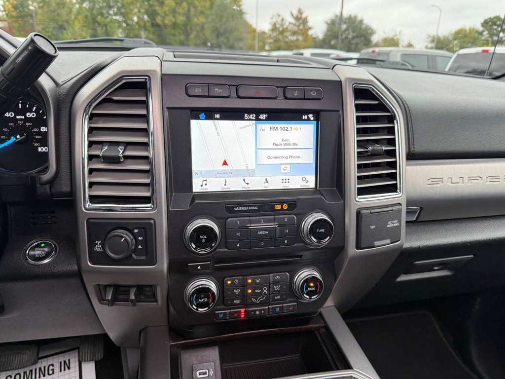 Ford Super Duty F-350 SRW Vehicle Full-screen Gallery Image 24