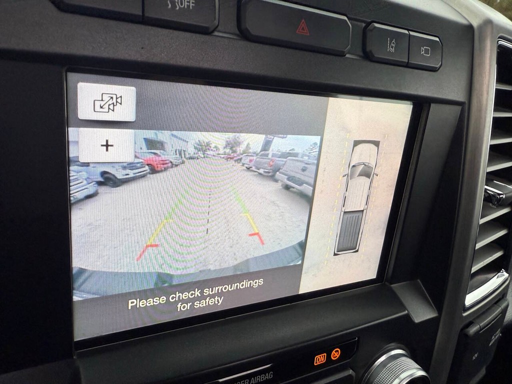 Ford Super Duty F-350 SRW Vehicle Full-screen Gallery Image 26