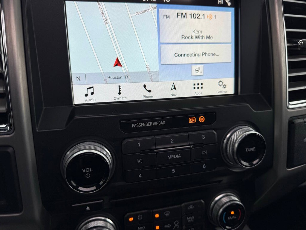 Ford Super Duty F-350 SRW Vehicle Full-screen Gallery Image 27