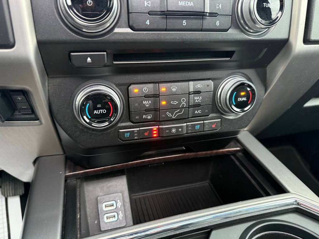 Ford Super Duty F-350 SRW Vehicle Full-screen Gallery Image 28