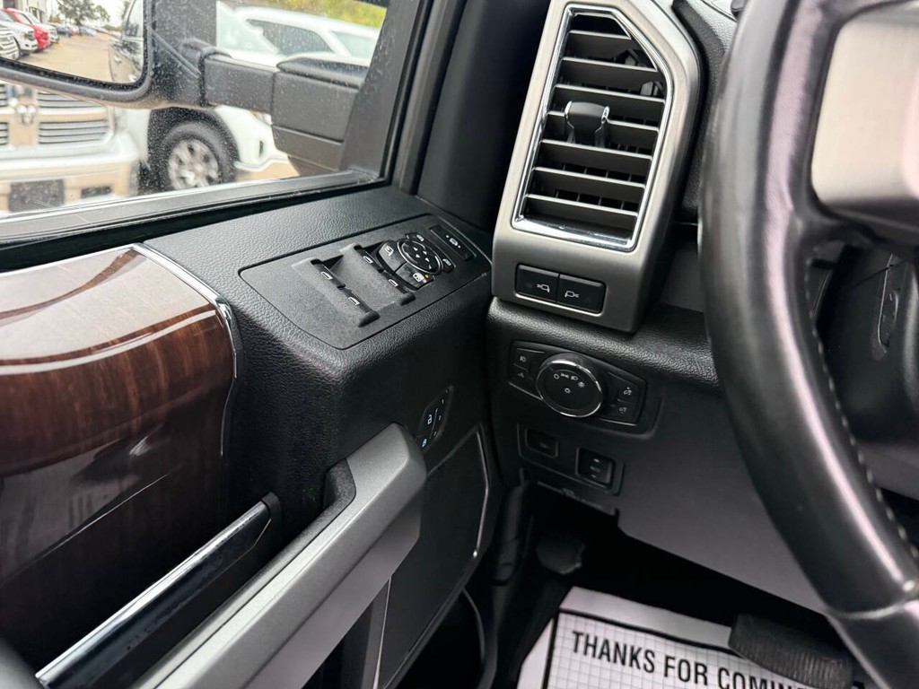 Ford Super Duty F-350 SRW Vehicle Full-screen Gallery Image 31