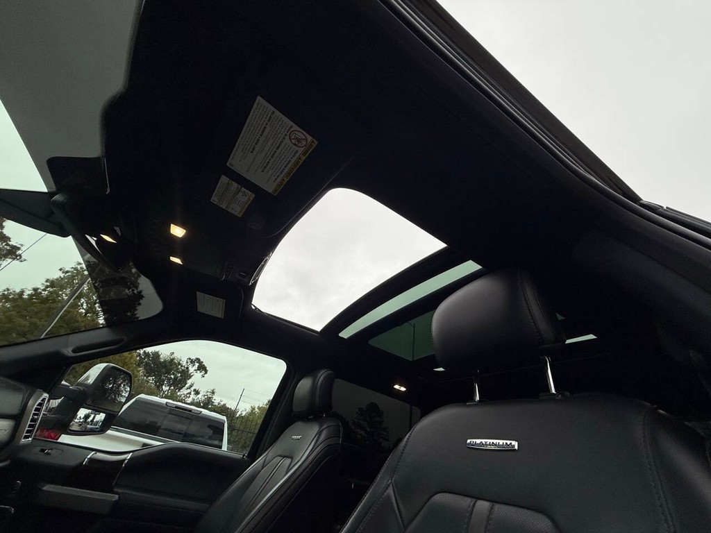 Ford Super Duty F-350 SRW Vehicle Full-screen Gallery Image 32