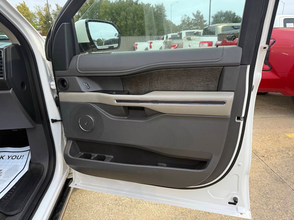 Ford Expedition Vehicle Full-screen Gallery Image 09