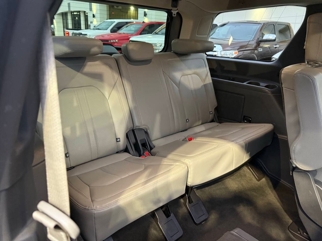 Ford Expedition Vehicle Full-screen Gallery Image 15