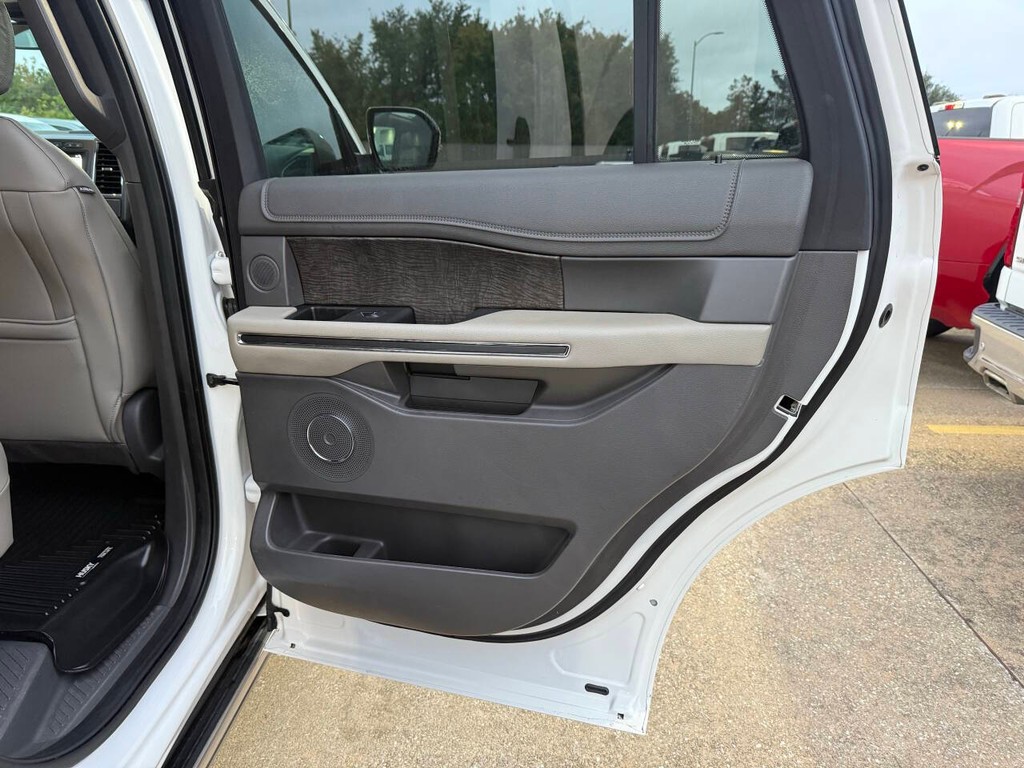 Ford Expedition Vehicle Full-screen Gallery Image 16