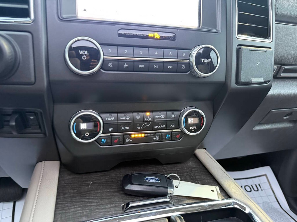 Ford Expedition Vehicle Full-screen Gallery Image 29